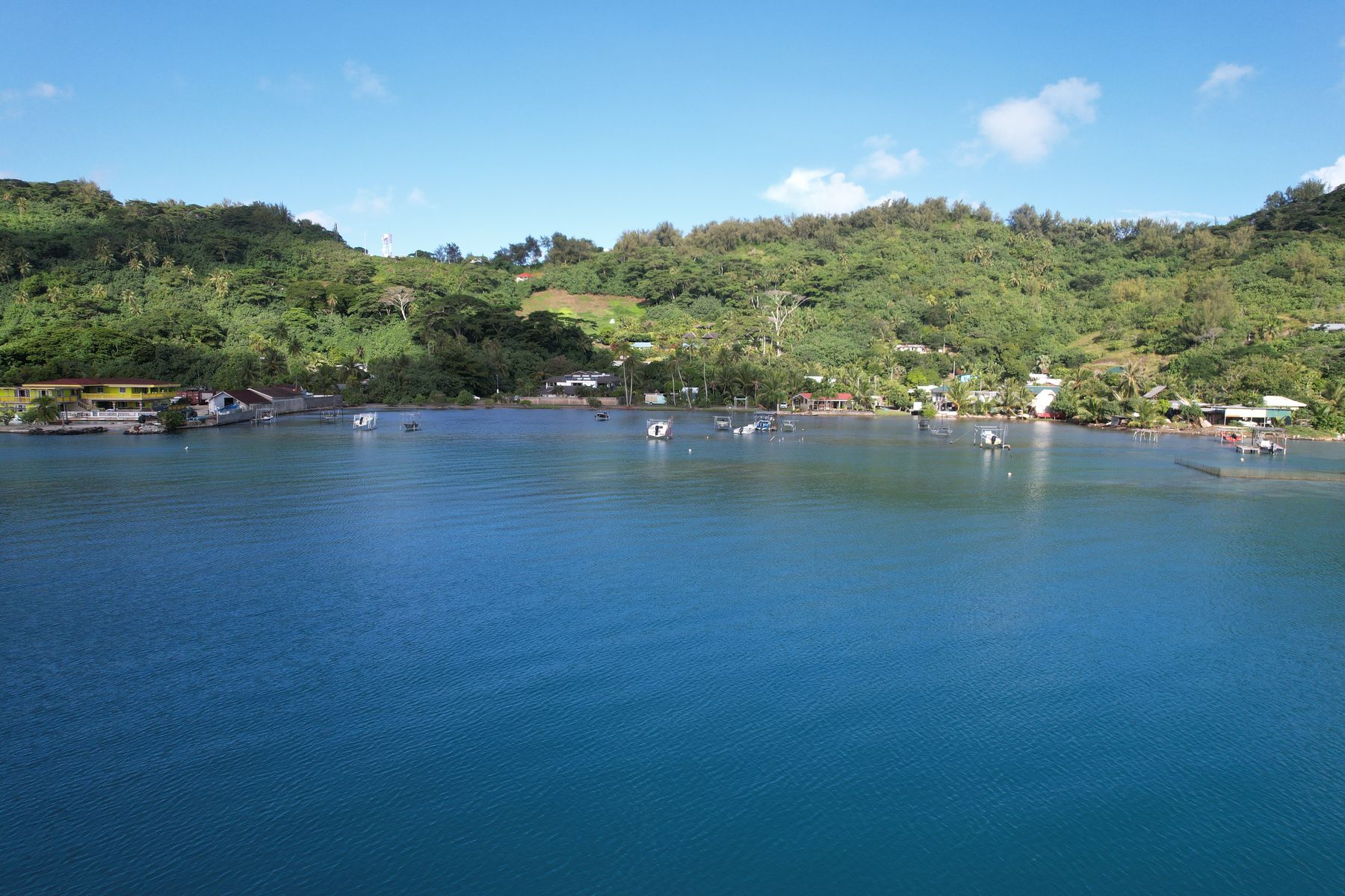 Le domaine vu depuis la baie de Povai